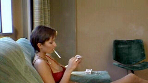 Mujer sensual disfrutando del fetiche de fumar