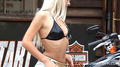 La blonde fumante Lea Tyron montre son corps incroyablement sexy