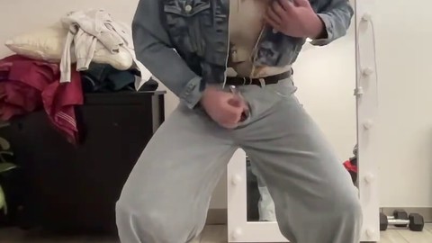 Masturbation en tenue sexy pour cette shemale éblouissante en pantalon palazzo à pattes d'eph', t-shirt de sissy et veste en jean