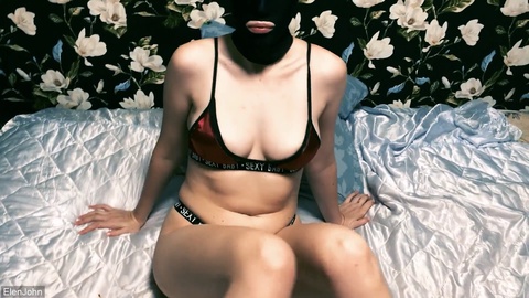 Sexy Mädchen mit Maske gibt Deepthroat und wird im Bett geil gefickt!