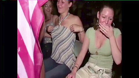 Frauen lieben es, auf der Party Schwänze zu lutschen.