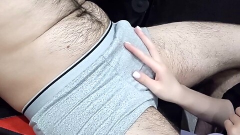 La figlia acquisita fa una fellatio al suo patrigno mentre lui si gode una manicure e lo fa venire.