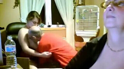 Trio spagnolo giovane ed anziano in cucina - webcam