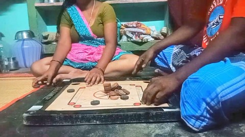 Una tía del pueblo tetona con tetas enormes disfruta jugando al carrom con un chico joven