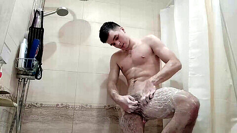 Duschzeit mit einem heißen Boy - Genieße eine erfrischende Reinigung