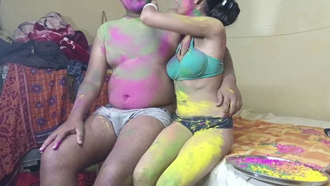 Une bhabhi indienne vit son premier festin de Holi de manière alléchante