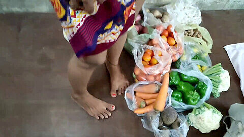 Bhabhi indiana che vende verdure, soddisfacendo i desideri dei clienti con sesso anale