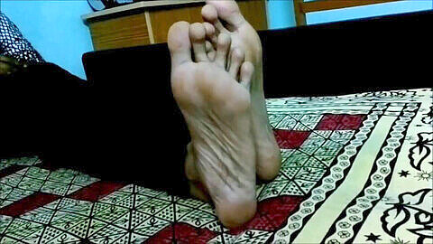 Indian bhabi feet worship, stinky indian feet, long toes