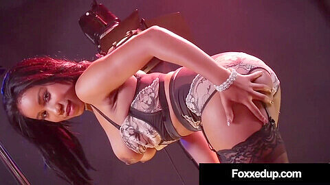 ¡La sensual modelo negra Jenna Foxx se llena la boca con una polla grande y dura!