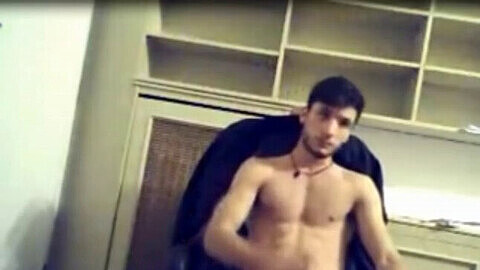 Muskelbepackter Kerl masturbiert vor der Webcam in seinem Büro