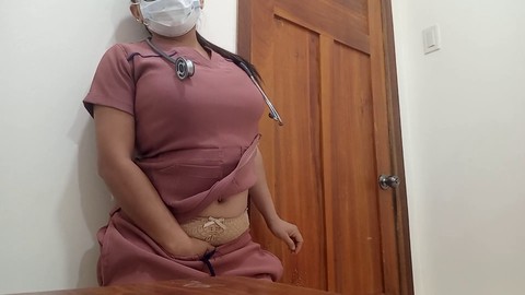 Le docteur mûr et sexy tourne du porno amateur à la clinique de santé avec l'infirmière latine aux grosses fesses