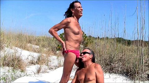 ¡Michelle recibe una mamada en la playa de Jamie la atractiva transexual!