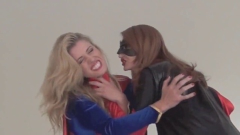 Batwoman umilia Supergirl con uno schiaffo brutale in uno scontro tra supereroine