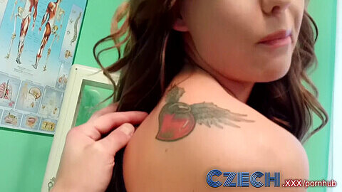 Giovane modella ceca negozia una proposta di sesso con il dottore per una procedura di rimozione del tatuaggio su telecamera nascosta