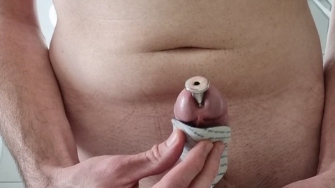 Gioco elettro-uretrale intenso con spina per il pene e sondaggio omosessuale