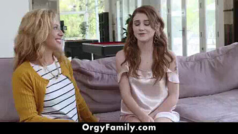 Stepbrother e stepsister Rosalyn Sphinx indulgono in sesso tabù su richiesta della madre su OrgyFamily.com