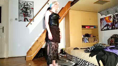 Teil 2 des HD-Videos: Punk-Goth-Dominatrix feminisiert ihren ungarischen TV-CD-Sissy-Sub mit sexy Frauenkleidung.