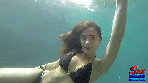 Woman drowning underwater peril, breathholding, aletas