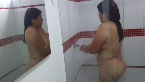 Ma belle-mère colombienne me fait une fellation charnue pendant qu'elle prend sa douche.