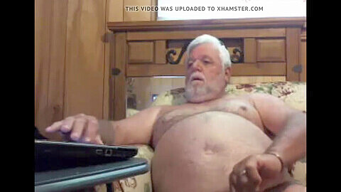 Hombre mayor se complace a sí mismo en la webcam.