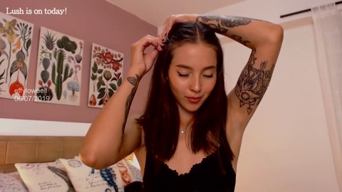 La magnifique adolescente de 18 ans, Effy Loweell, se fait plaisir lors d'une session sensuelle en solo