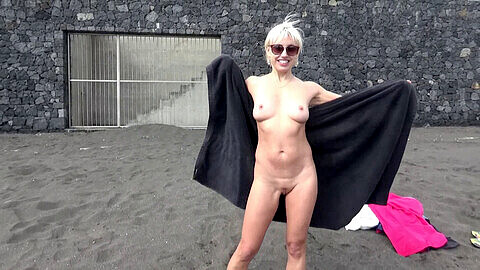Cindy nue et torride éjacule sur la plage publique bondée.