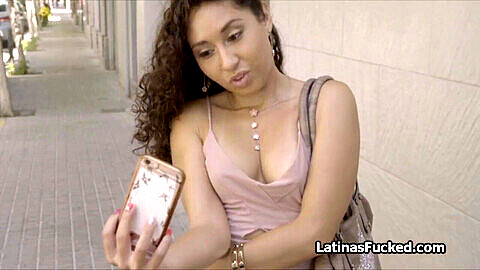 Curly Latina Babe bekommt Anilingus und harten Fick.