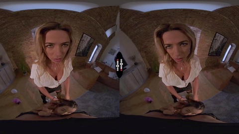 Experiencia de realidad virtual con tintes sensuales en un apartamento oscuro: sesióñ salvaje de trío por su cumpleaños con la impresionante rubia Shalina Devine
