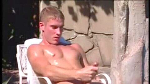 Le gay musclé Joe Landon se branle au bord de la piscine