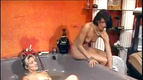 Raffaela Anderson y AnaLydia se divierten con juegos anales con un arnés francés