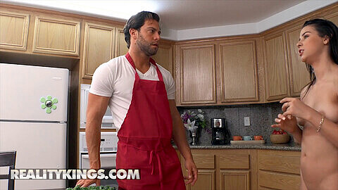 Kylie Rocket verführt ihren persönlichen Koch Seth Gamble, indem sie sich auszieht, während er kocht (Reality Kings)