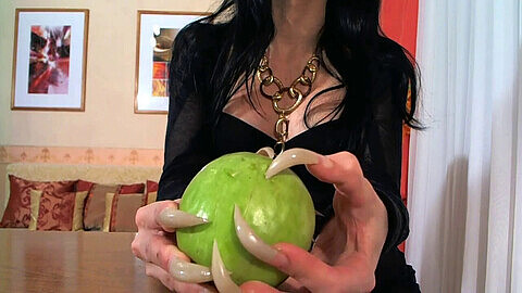 Graffiare una mela con unghie lunghe e penetrare a fondo