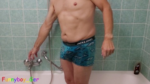 Amateur Schwuler mit großem Schwanz genießt es, sich unter der Dusche einen runterzuholen.