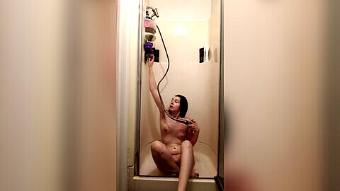 Spaß im Badezimmer: Wilde Duschmasturbation mit einem Goth-Mädchen mit einer engen, rosa Muschi.
