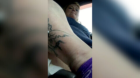 Plumper babe Rollindirty gets stuck in traffic while driving