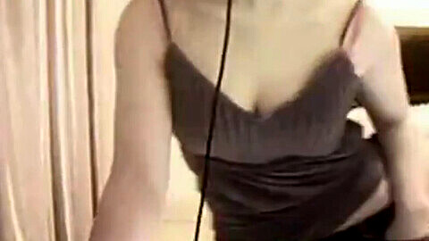 Chica asiática aficionada a la webcam experimenta su primera garganta profunda y semen en su pecho.