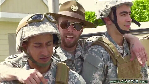 Ragazzi dell'esercito in divisa hanno una sessione di allenamento esplosiva con punizione queer e caldo trio gay