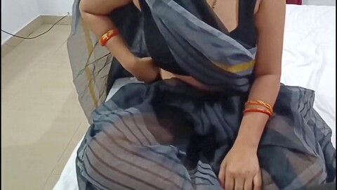 La bhabhi fa un'azione di lingua selvaggia al suo devar mentre la domestica guarda.