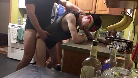 Orgie anonyme bareback en cuisine pour gay débutant avec branlettes, sodomie et gangbang;