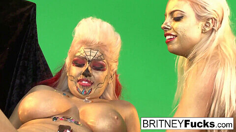 Die vollbusigen Pornostars Britney Amber und ihre Freundin, die mit Goldfarbe bedeckt sind, genießen heißen Lesbensex