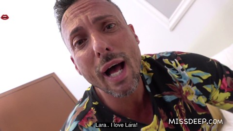 Lara De Santis - MISSDEEP se laisse aller pendant que son mari la trompe alors qu'elle travaille sur l'ordinateur