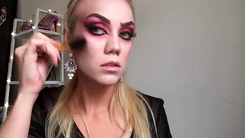 Fabelhaftes Vampir-Make-up für Sasha Grey, das ihre natürlichen Titten und schlanke Figur perfekt ergänzt