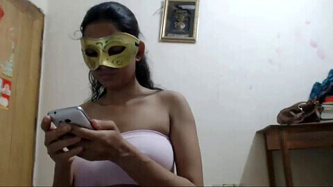 Una sexy chica india juega con sus ardientes tetas en la cámara