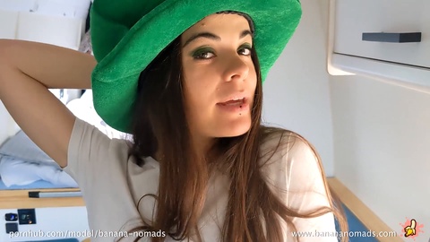 Sensationelle St. Patrick's Day Feier im Wohnwagen mit einer atemberaubenden Oralfreude