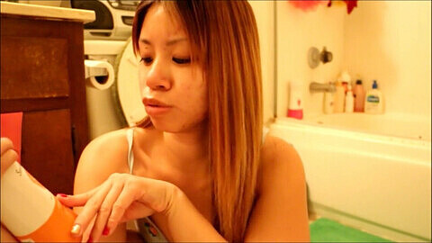Documentario intimo in cui Asia Zo rivela tutto sulla sua mestruazione di dicembre.