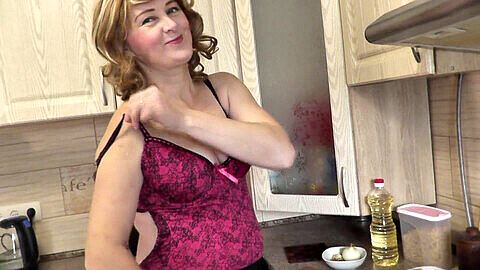Reife, freizügige Dame kocht nackt und zeigt ihren sexy Körper sowie ihre behaarte Muschi in der Küche!
