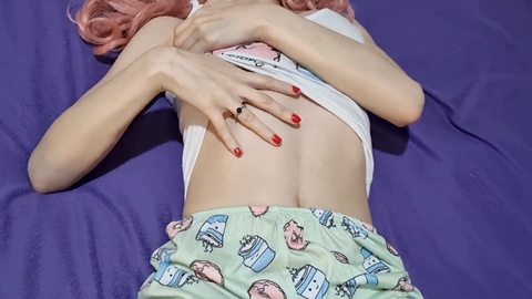 Frau masturbiert im Schlafanzug