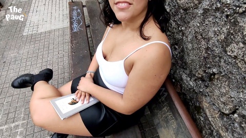 Belle fille colombienne échange une discussion intellectuelle contre de l'argent et finit dans une orgie sexuelle publique.