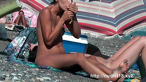 Pareja adolescente desnuda y cachonda en la playa