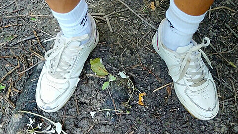 Sneakers bianche sporche pulite con una miscela di pipì e sperma, poi pipì in pubblico in giardino